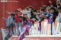  Los jugadores del Numancia reciben las críticas de la afición tras el descenso. /MARIA FERRER