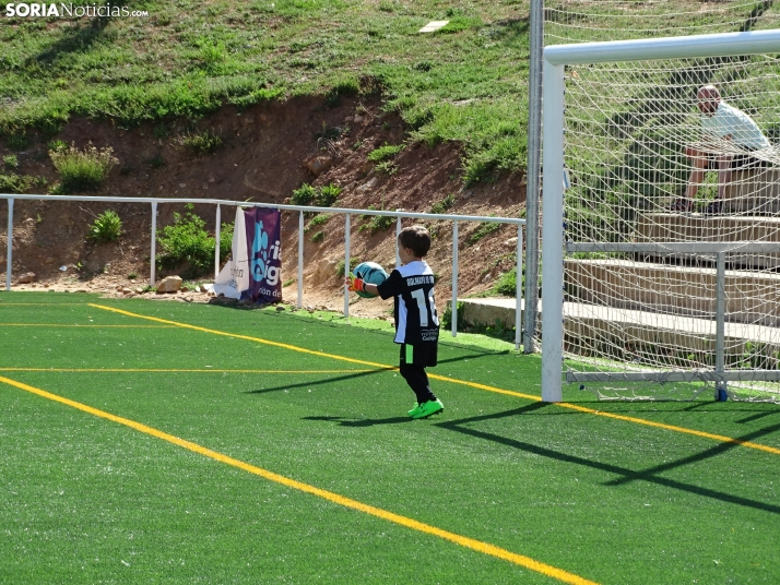 GALER&Iacute;A | Los m&aacute;s peque&ntilde;os meten gol en el I Torneo de F&uacute;tbol Debutante de Camaret