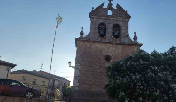 Quintanilla de Tres Barrios iza su mayo