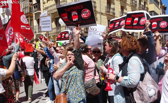 Tensión durante el 1 de mayo en Soria: TCAEs y auxiliares de biliotecas increpan a los sindicatos