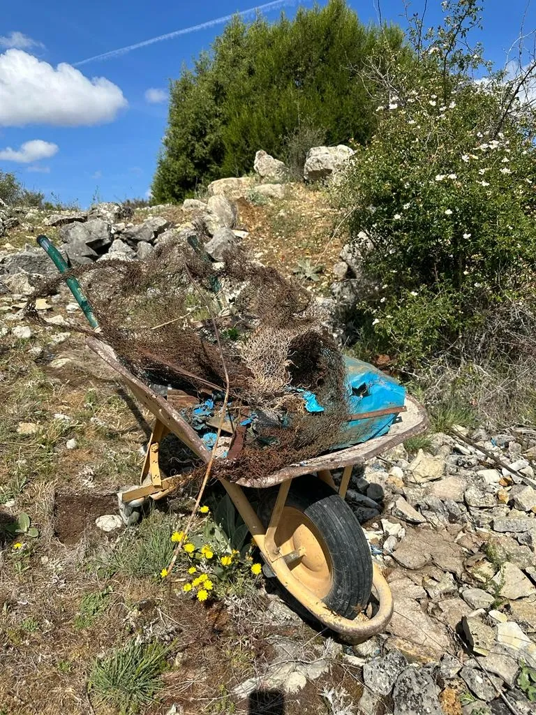 Foto 2 - Montejo de Tiermes recoge m&aacute;s de 2 toneladas de basura en sus montes 