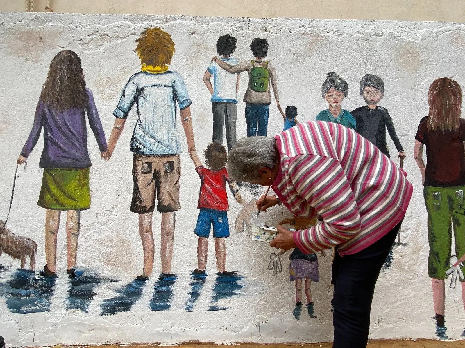 Foto 2 - La Diputaci&oacute;n de Soria inaugura la pintura mural de las familias en Mor&oacute;n de Almaz&aacute;n&nbsp;