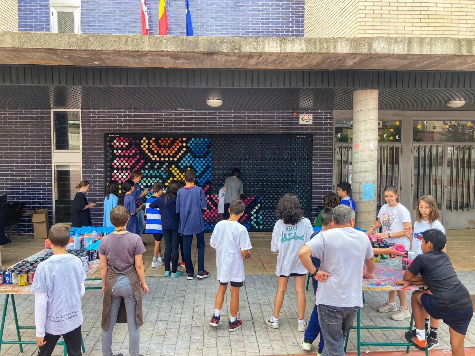 Una imagen de la elaboración del mural. /CEIP IF