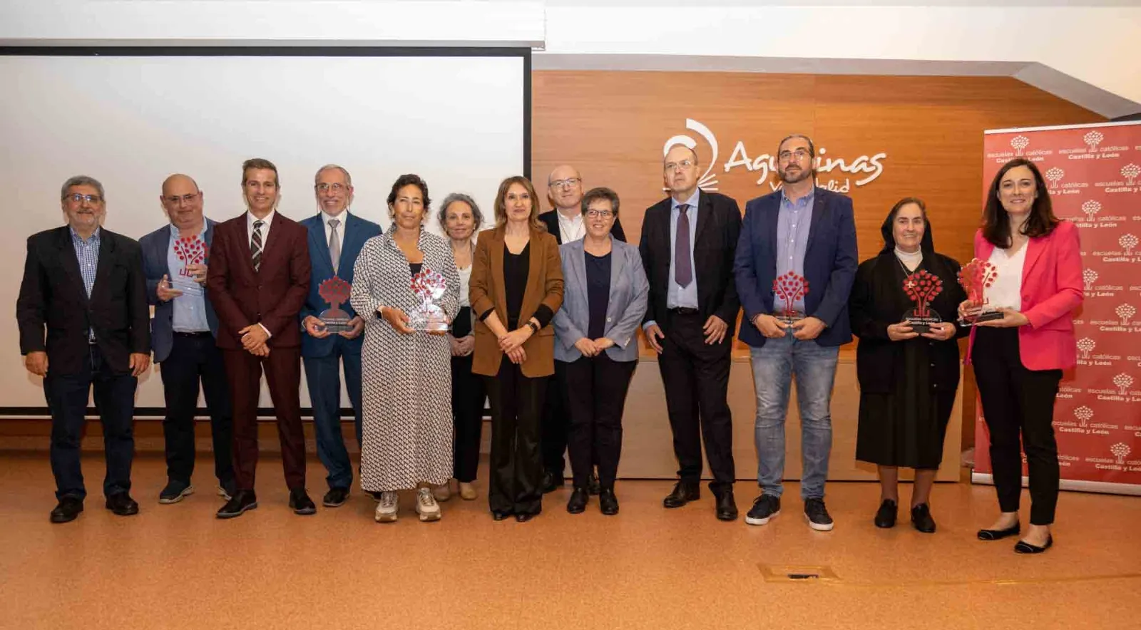 Una imagen de la entrega, con Olave (4ºizda) al lado del secretario de la organización, Leandro Roldán. /ECCyL