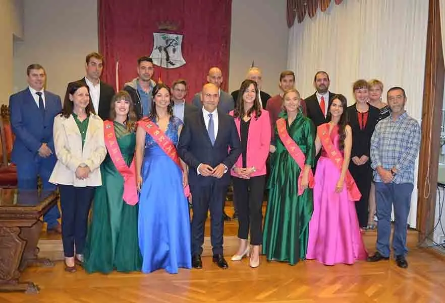 La pregonera, en el centro con el alcalde (ctro.), acompañada por la corporación, reina y damas de honor, y sus padres, a ambos lados, abajo. 