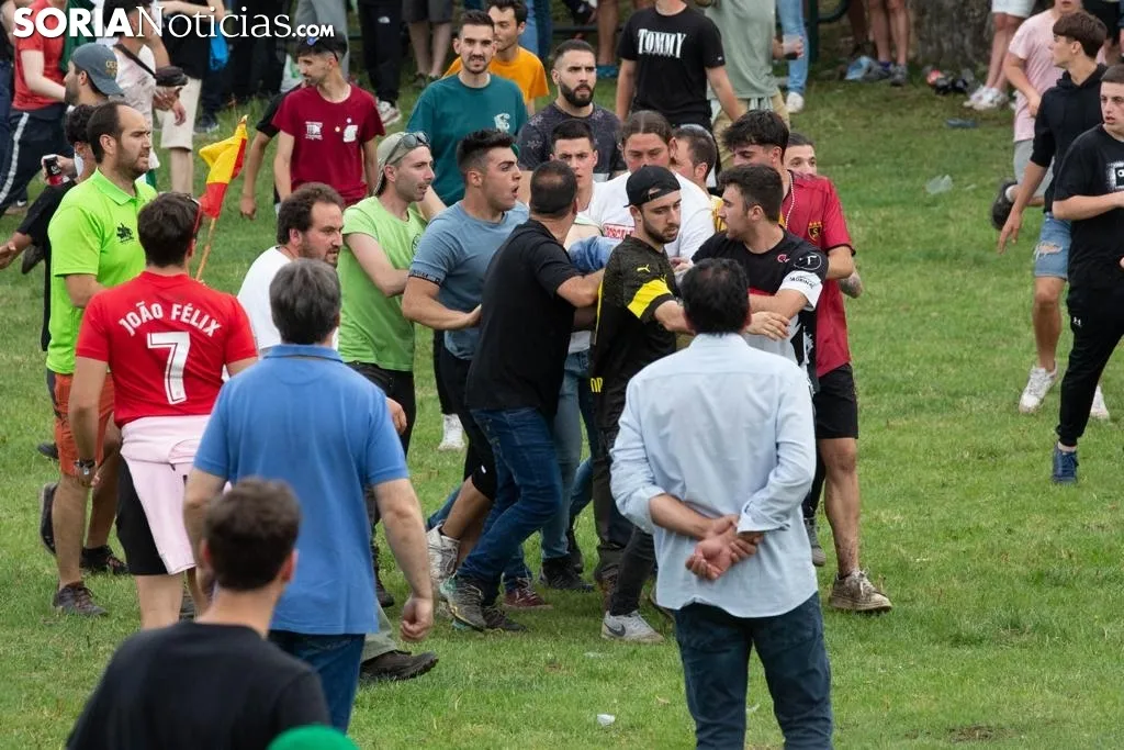 Varios mozos evacúan a un lesionado por los novillos este Lavalenguas 2023. /María Ferrer