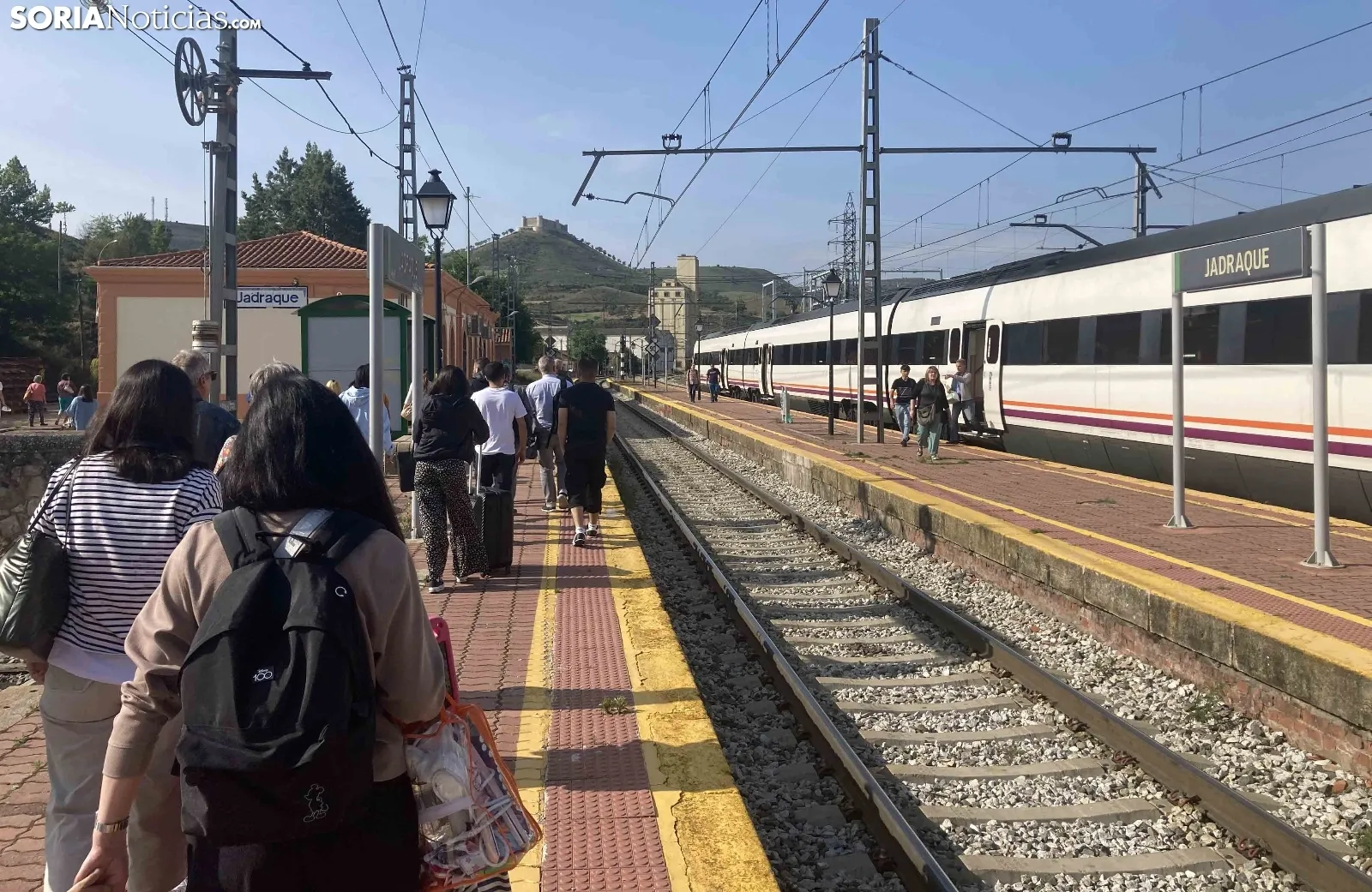 Los viajeros en el andén de la estación de Jadraque. /SN