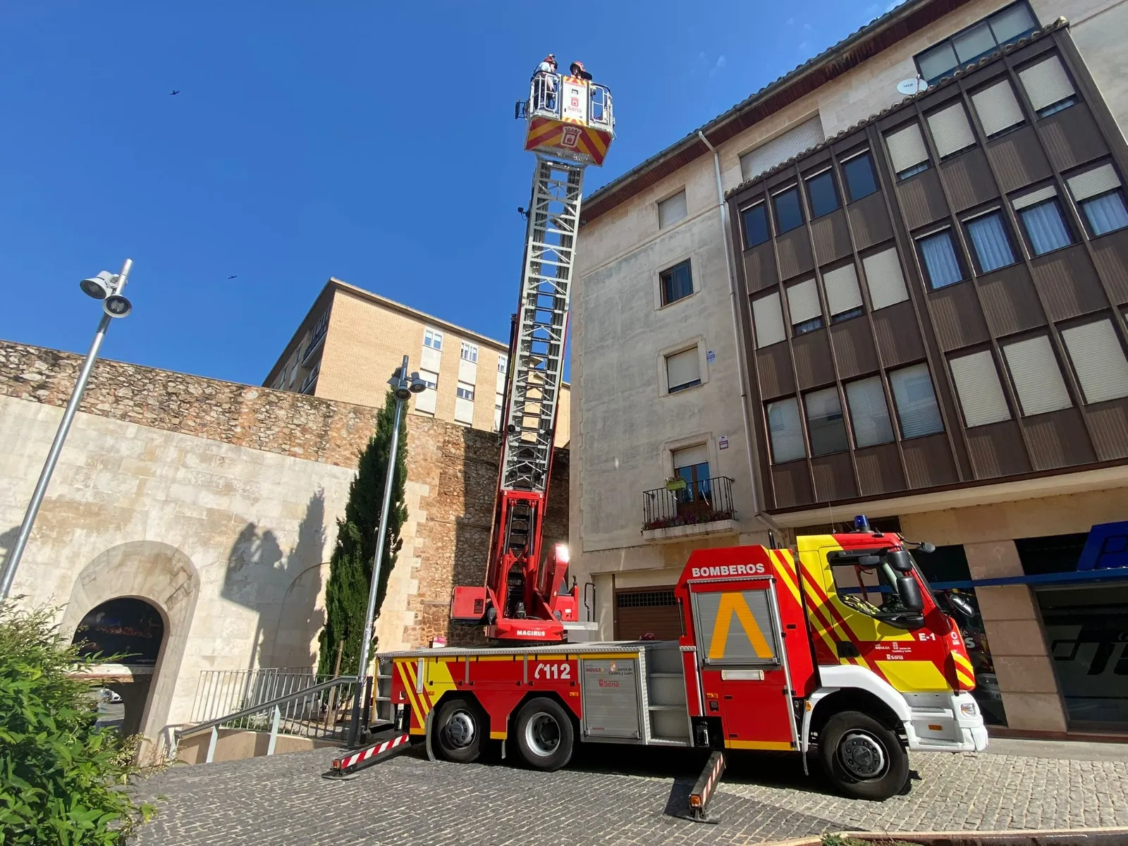 Foto 2 - Las lluvias provocan el desprendimiento de un peque&ntilde;o tramo de muralla en la Plaza del Vergel