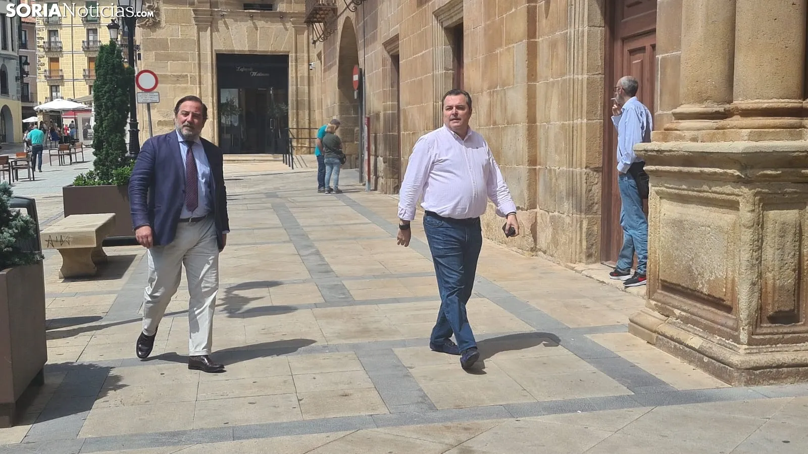 José Manuel Hernando y Javier Muñoz Expósito entrando a su reunión con la JEZS. /SN