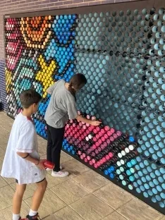 Una imagen de la elaboración del mural. /CEIP IF