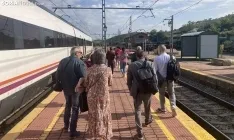 Los viajeros en el andén de la estación de Jadraque. /SN