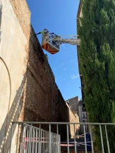 Foto 3 - Las lluvias provocan el desprendimiento de un peque&ntilde;o tramo de muralla en la Plaza del Vergel