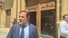José Manuel Hernando y Javier Muñoz Expósito entrando a su reunión con la JEZS. /SN