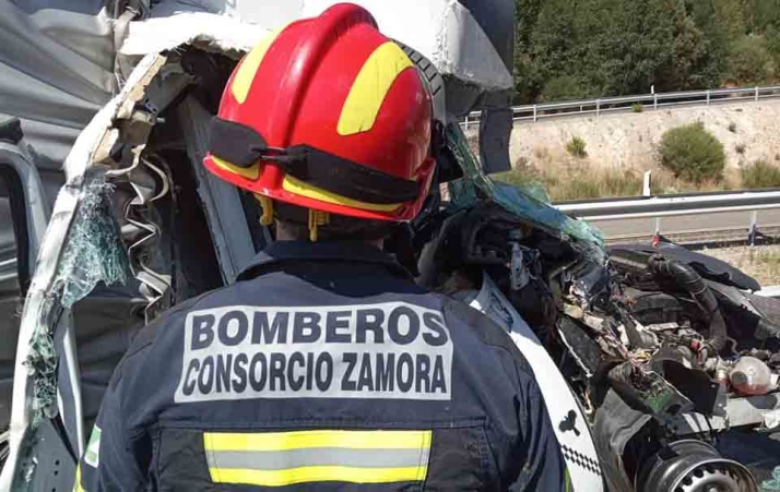 Dos heridos al colisionar un camión y un turismo en la N-122 en Zamora
