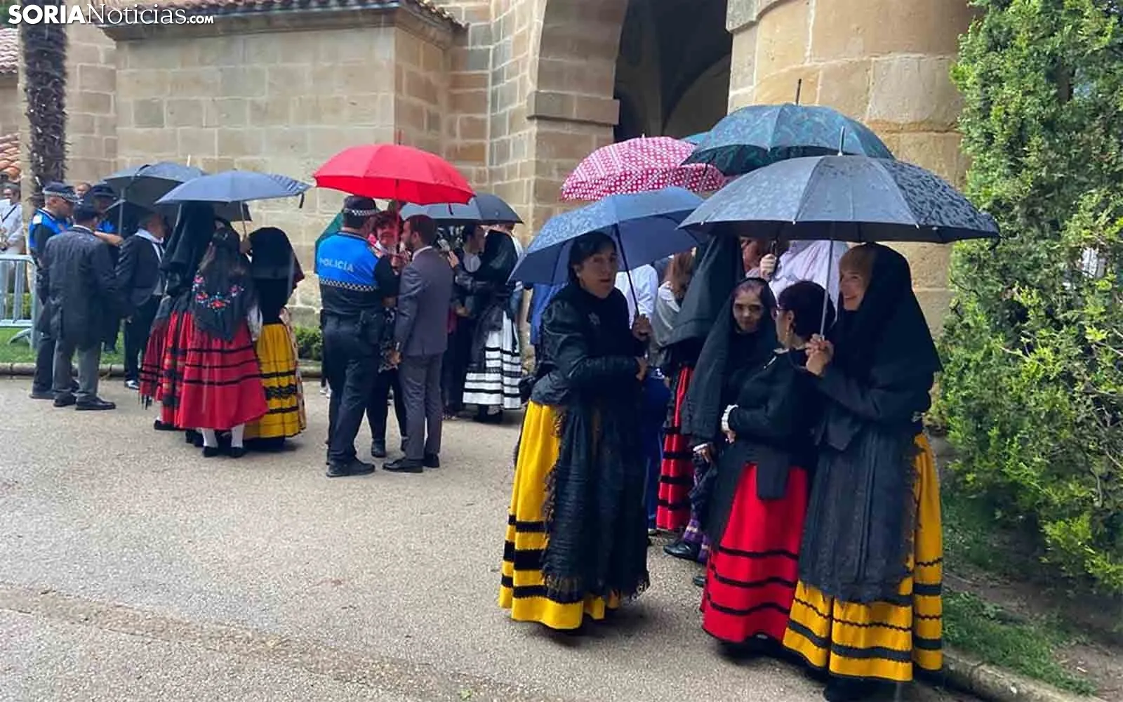 Imagen del exterior de la ermita este mediodía de Lunes de Bailas. /María Ferrer
