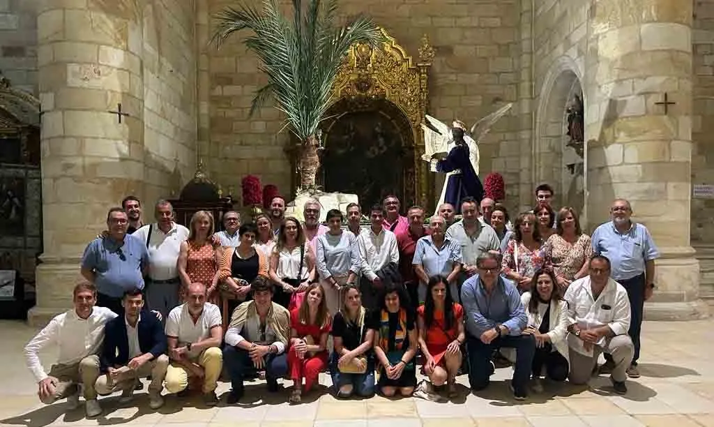 Foto de grupo con los asistentes. 