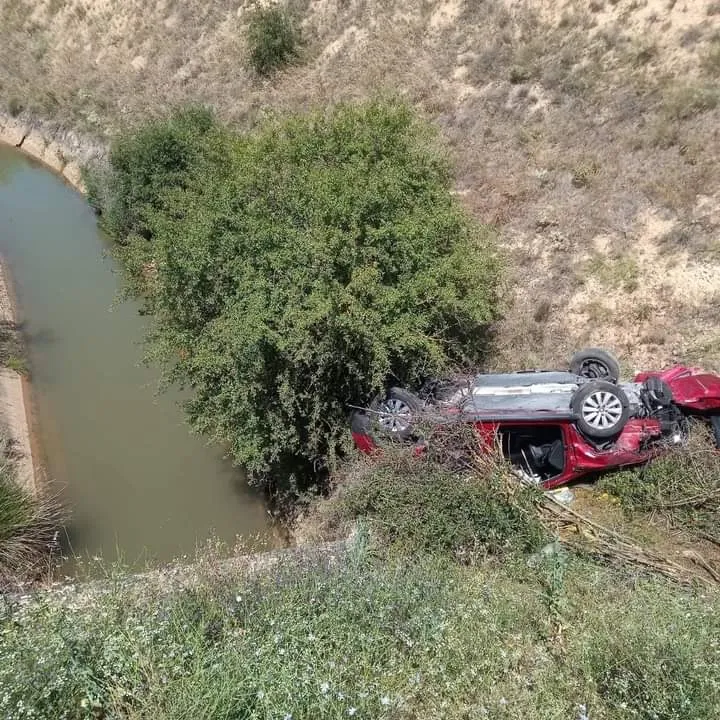 Foto 2 - Herida una mujer de 72 a&ntilde;os tras caer a un canal y volcar su veh&iacute;culo en Soria