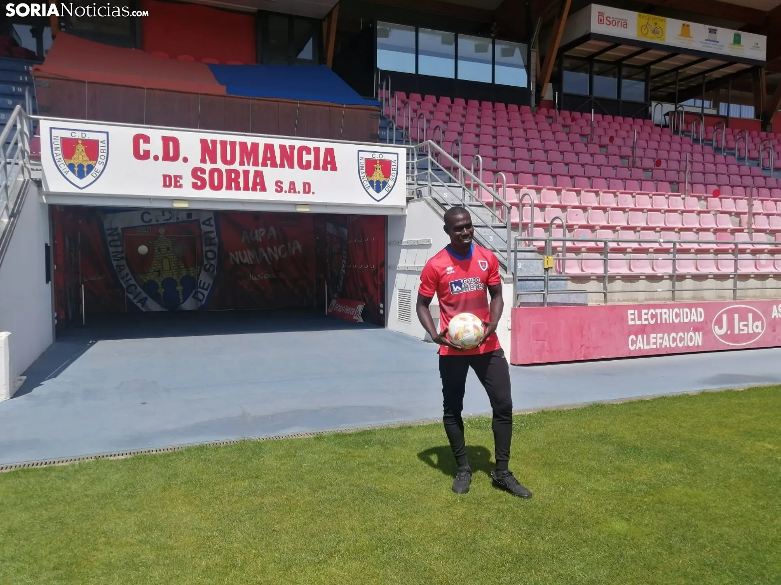 Foto 2 - El Numancia presenta a Moustapha Gning y Javi Bonilla