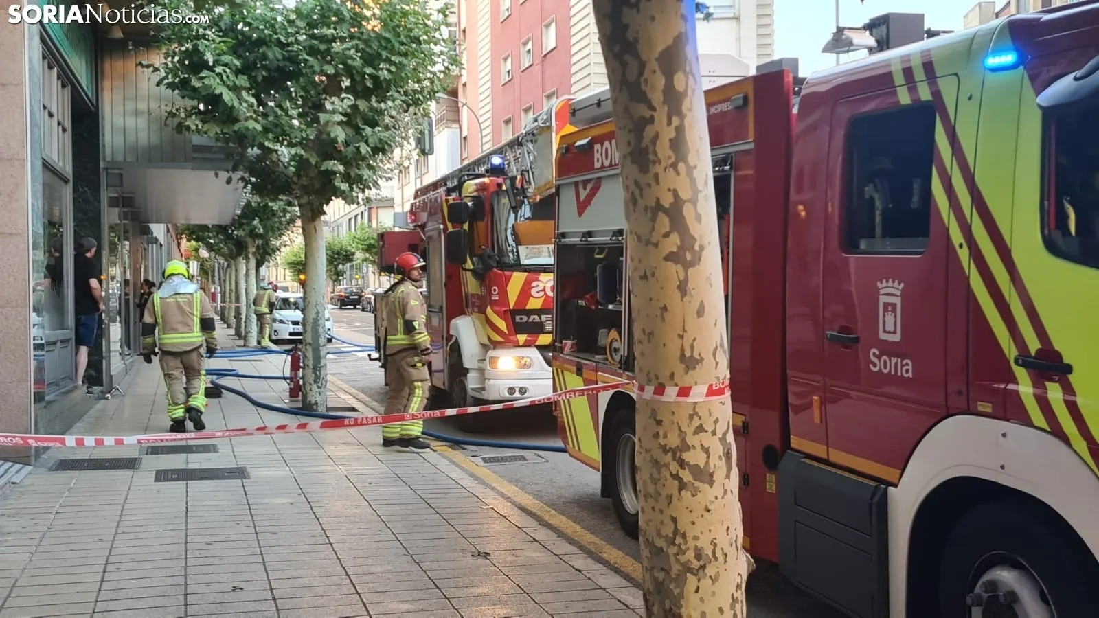 Foto 2 - Los bomberos act&uacute;an en una alcantarilla de la que sal&iacute;a humo de la calle Alfonso VIII de Soria