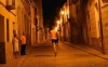 Imagen nocturna de una calle de Almazán durante una prueba deportiva. 