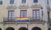 La bandera del colectivo en la fachada de la casa consistorial. /SN
