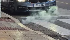 Foto 4 - Los bomberos act&uacute;an en una alcantarilla de la que sal&iacute;a humo de la calle Alfonso VIII de Soria