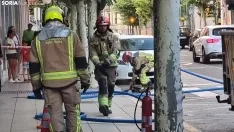 Foto 3 - Los bomberos act&uacute;an en una alcantarilla de la que sal&iacute;a humo de la calle Alfonso VIII de Soria