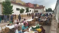 Foto 14 - La lluvia no merma la fiesta en La Barriada