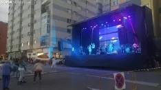 Foto 5 - La lluvia no merma la fiesta en La Barriada