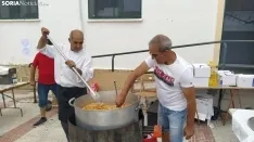 Foto 4 - La lluvia no merma la fiesta en La Barriada