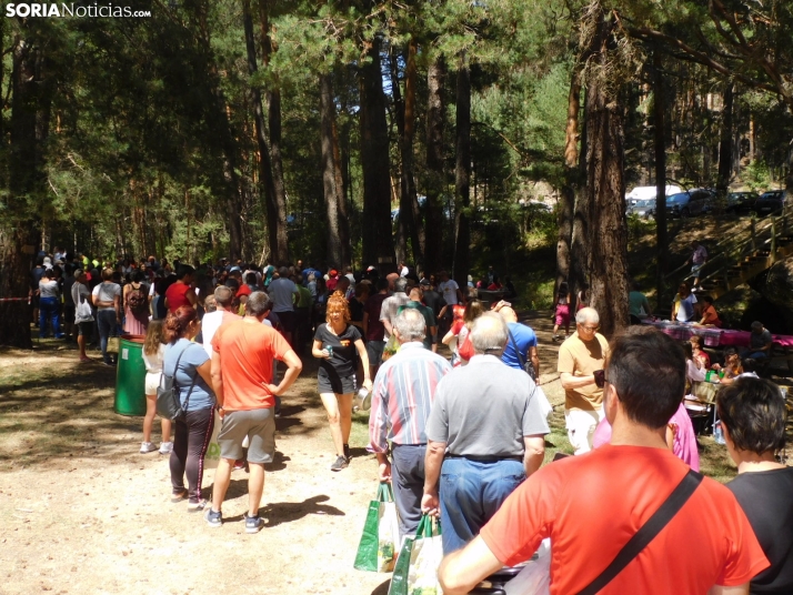 Fotos: Centenares de vecinos de San Leonardo de Yag&uuml;e disfrutan de la caldereta popular