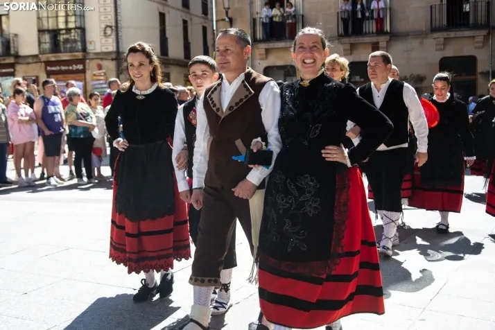 Revive el Domingo &lsquo;de Calderas&rsquo;: Las mejores fotos del desfile, la Feria Taurina o el sanjuanea con dos pi&ntilde;orros | Imagen 4