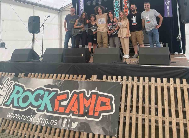 Un campamento de la Junta en Pinares convierte a los participantes en estrellas del rock and roll
