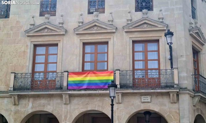 El grupo de Vox del Ayuntamiento de Soria pide retirar la bandera LGTBI de la Casa Consistorial