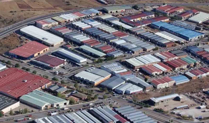 Comienzan los trabajos de mejora en las aceras del polígono de Las Casas