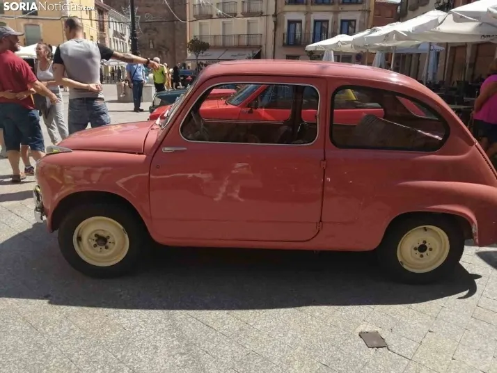 Coches antiguos en &Aacute;greda