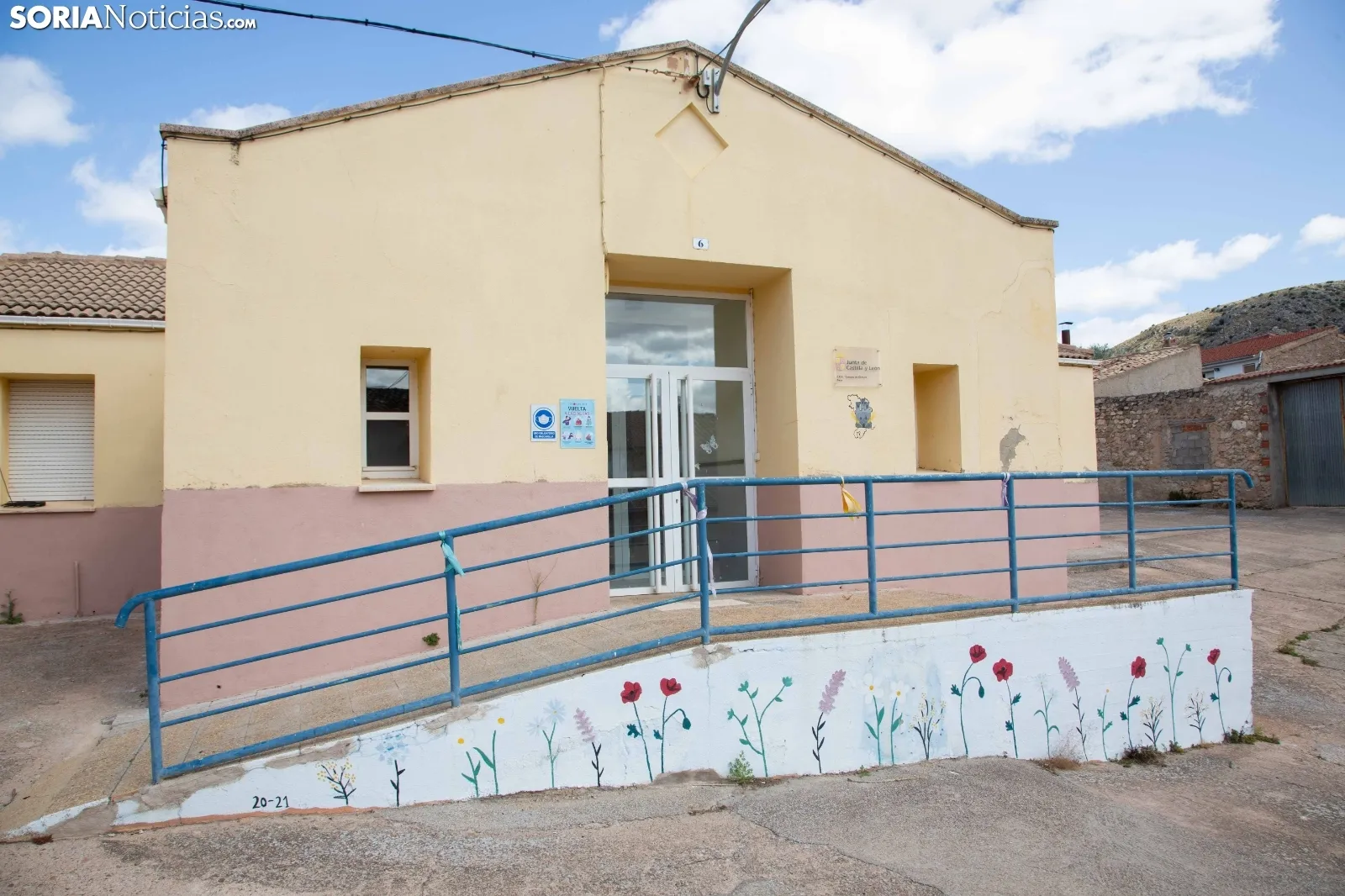 Escuela de Deza y su alcalde, Vicente Alejandre. /María Ferrer