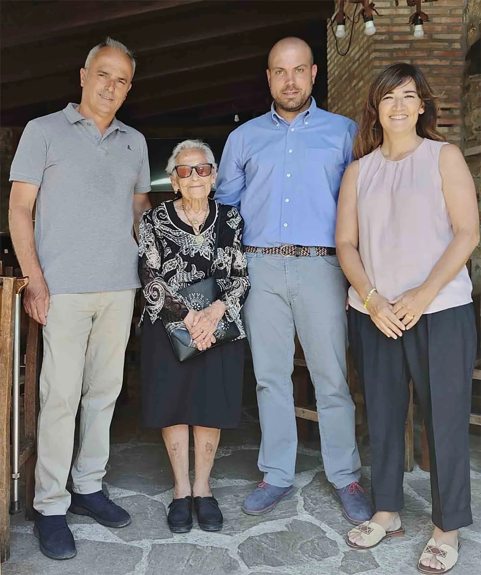Esther Mateo, hoy, con asistentes al acto y la alcaldesa de Valdeavellano. /Dip.