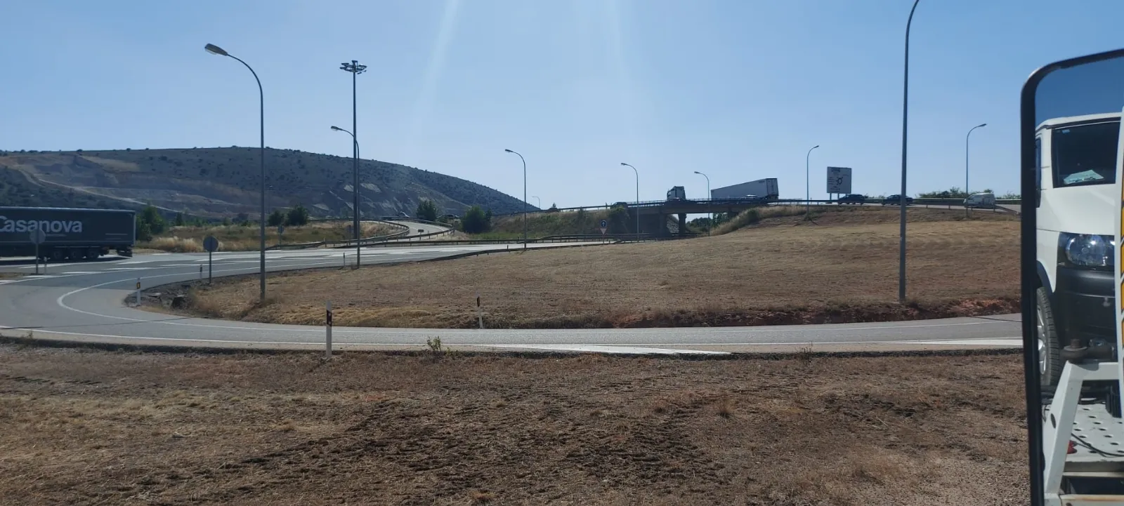 Foto 2 - Susto en la entrada a Soria: Parte de la caja de un cami&oacute;n se suelta en el puente de la SO-20
