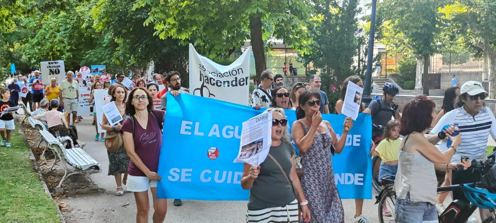 Foto 2 - Los vecinos del Coto Redondo de Fuentearmegil llegan a la Junta para pedir protecci&oacute;n ante las macrogranjas