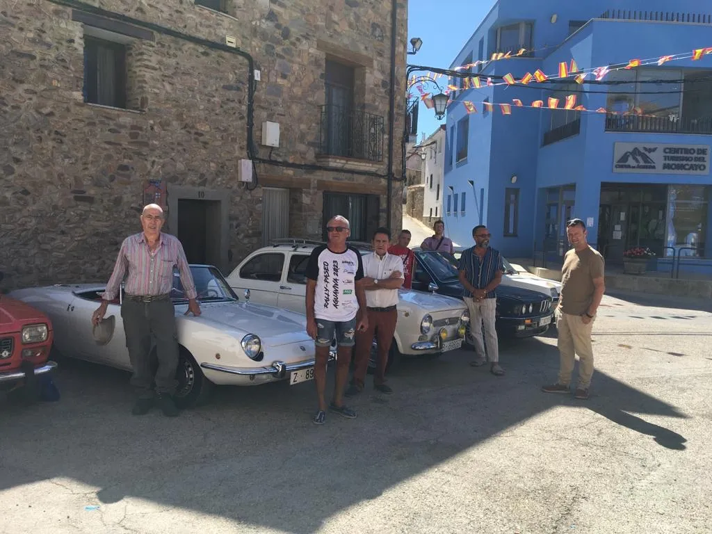 Foto 2 - Un grupo de coches cl&aacute;sicos hace parada en Cueva de &Aacute;greda