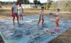 Niños y mayores jugando al Gayanaturaleza. /ACGN