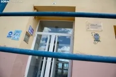 Escuela de Deza y su alcalde, Vicente Alejandre. /María Ferrer
