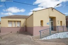 Escuela de Deza y su alcalde, Vicente Alejandre. /María Ferrer