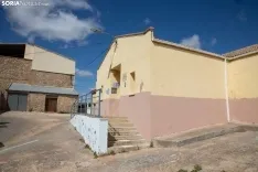 Escuela de Deza y su alcalde, Vicente Alejandre. /María Ferrer