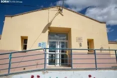 Escuela de Deza y su alcalde, Vicente Alejandre. /María Ferrer