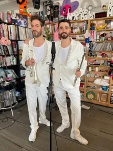 Javier y Marcos, a ambos lados de Omar Montes.
