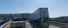 Foto 4 - Susto en la entrada a Soria: Parte de la caja de un cami&oacute;n se suelta en el puente de la SO-20