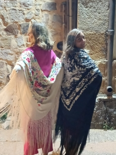 Foto 5 - El Royo luce el mantón de manila y capa castellana