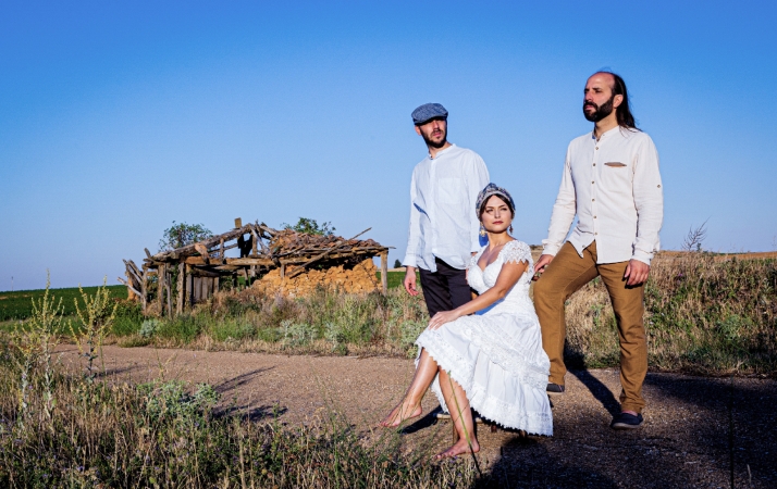 Mara Row y los hermanos Romero se alían para recordar las canciones de nuestros antepasados en un nuevo disco
